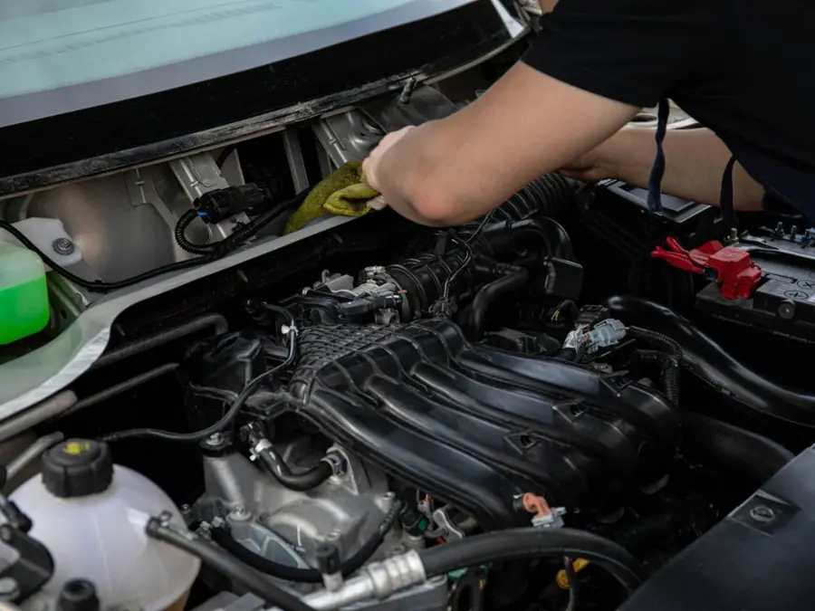 Mechaniker arbeitet im Motorraum